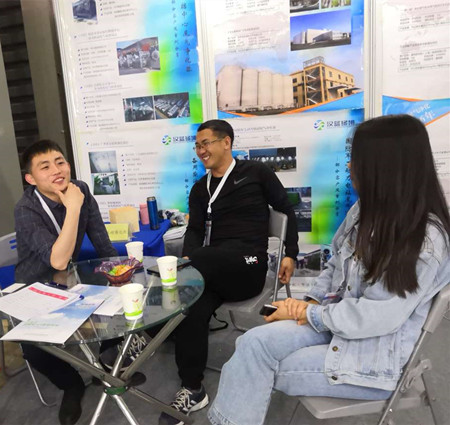 河北漢藍業務代表在上海動力展與客戶交流